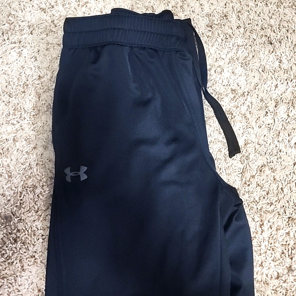 Under Armour , size mens medium, black,  loose fit,  insulated pants.
